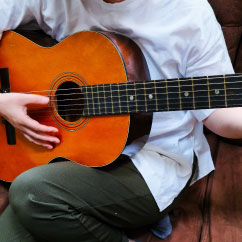 写真：ギターを弾く手